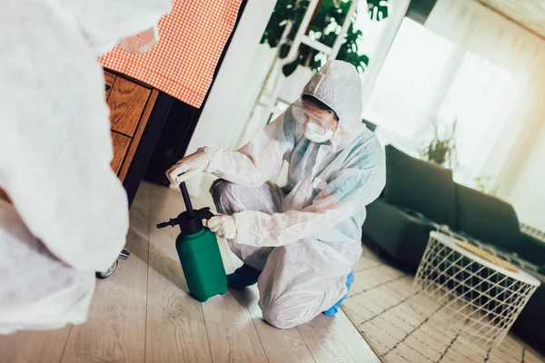 Spécialistes Combinaisons Protection Font Désinfection Lutte Antiparasitaire Dans Appartement — Photo