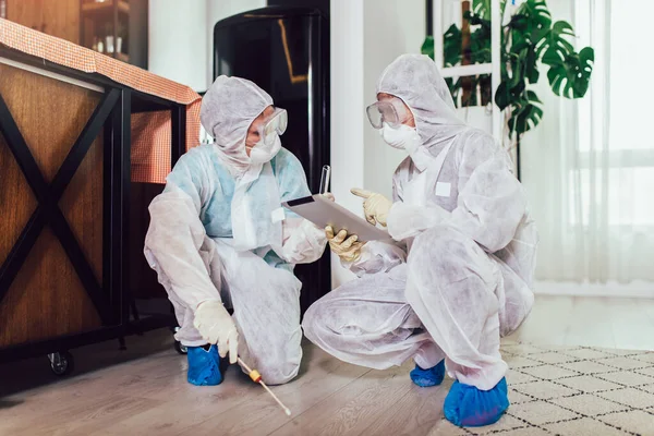 Especialistas Trajes Protección Hacen Desinfección Control Plagas Apartamento —  Fotos de Stock