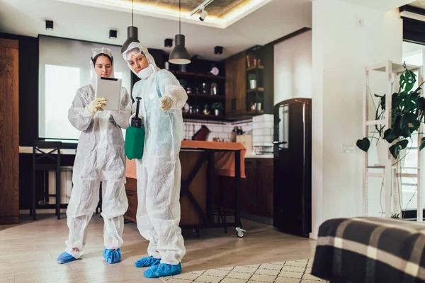 Especialistas Ternos Proteção Fazem Desinfecção Controle Pragas Apartamento — Fotografia de Stock