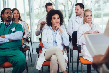Bir grup doktor hastanedeki konferans salonunda seminerdeler. Hastane, meslek, insanlar ve tıp konsepti