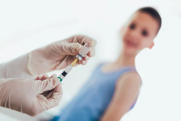 小児科医は小さな男の子に予防接種を行います 女医の予防接種少年 — ストック写真