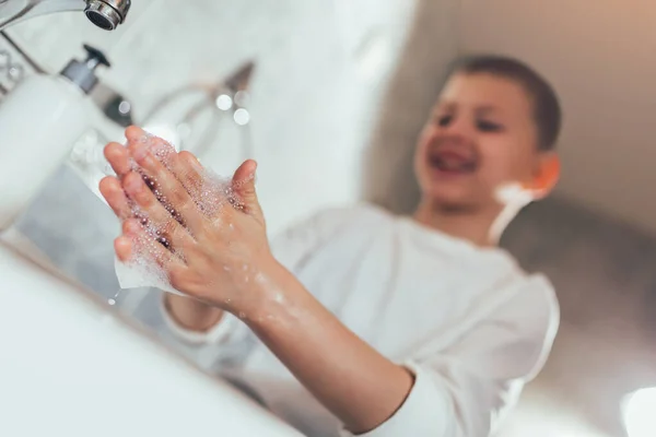 Rapaz Giro Lavar Mãos Casa Banho Protecção Contra Vírus Bactérias — Fotografia de Stock