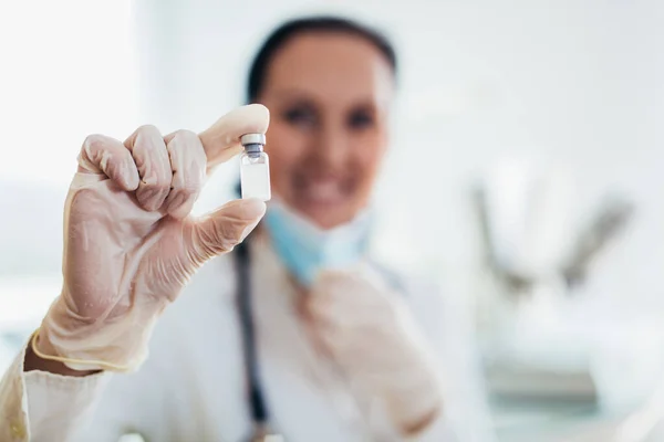 Doctor Sosteniendo Vacuna Utiliza Para Prevención Inmunización — Foto de Stock