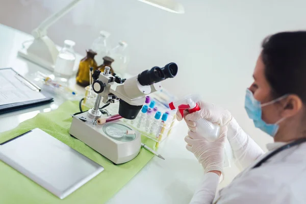 Mujer Desinfectando Laboratorio Rociando Desinfectante Una Botella Blanca — Foto de Stock