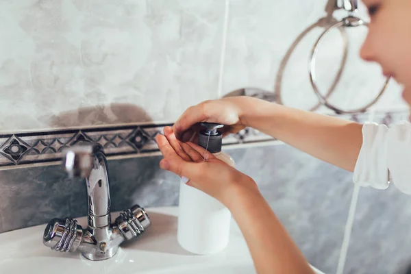 Lindo Chico Lavándose Las Manos Baño Protección Contra Virus Bacterias — Foto de Stock