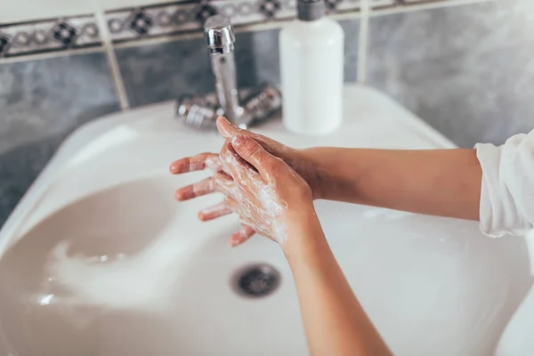 Jongen Wast Zijn Handen Badkamer Bescherming Tegen Virussen Bacteriën Sluiten — Stockfoto