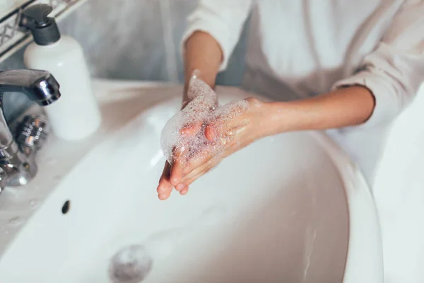 Jongen Wast Zijn Handen Badkamer Bescherming Tegen Virussen Bacteriën Sluiten — Stockfoto