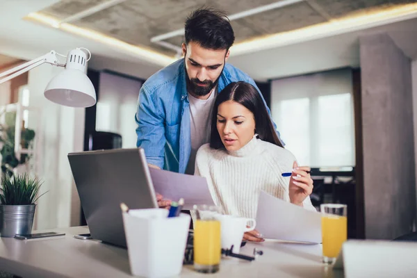 Glada Par Gör Affärer Tillsammans Arbetar Hemma Laptop — Stockfoto