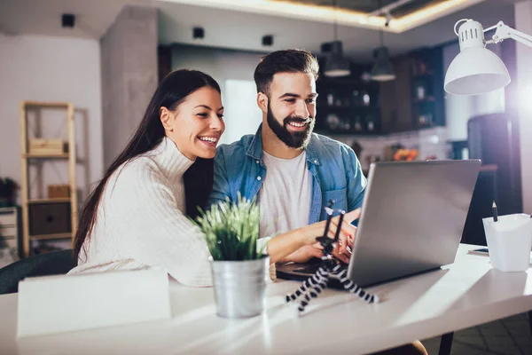 Casal Feliz Fazendo Negócios Juntos Trabalhando Casa Laptop — Fotografia de Stock