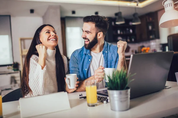Щаслива Пара Робить Бізнес Разом Працюючи Вдома Ноутбуці — стокове фото