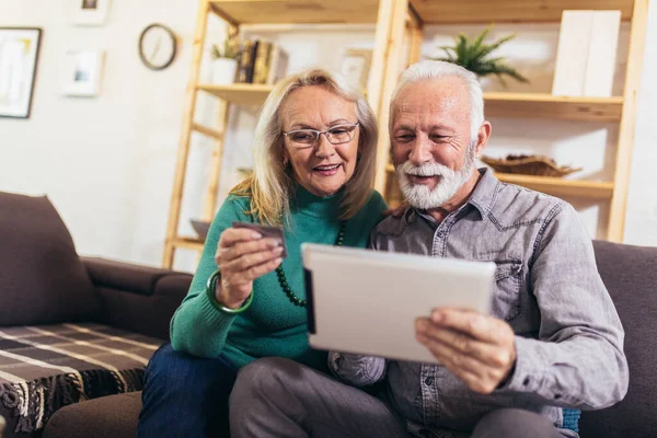 Idosos Felizes Encomendar Jantar Line Laptop Pagando Com Cartão Crédito — Fotografia de Stock