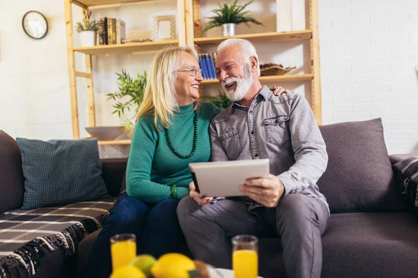 Evde Dijital Tablet Kullanan Yaşlı Çift Karantina — Stok fotoğraf