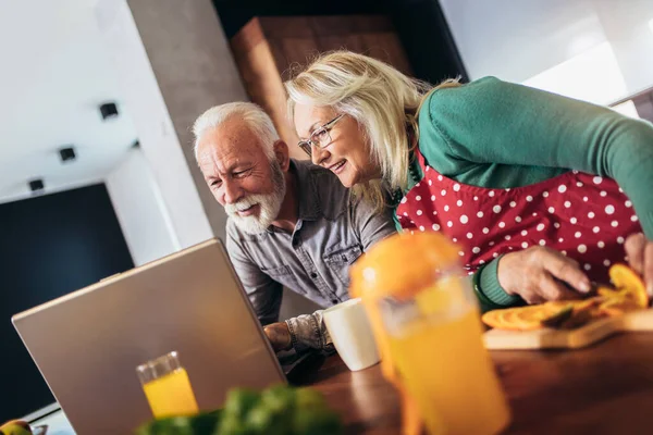 Mutlu Emekli Çift Internette Dizüstü Bilgisayarlarını Karıştırıyor Karantina Sağlık Kavramı — Stok fotoğraf