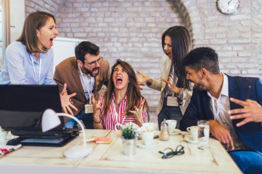 Ortak projedeki işbirliği sorunlarını çözerken birbirine bağıran öfkeli duygusal gençler..