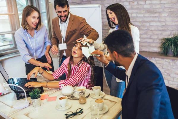 Hermosa Mujer Negocios Lugar Trabajo Ignorando Trabajo Escuchar Los Clientes — Foto de Stock