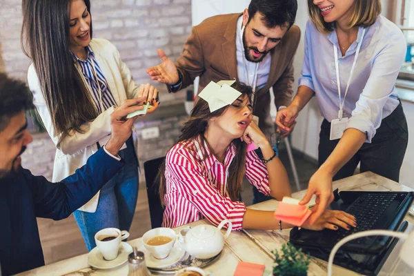 Hermosa Mujer Negocios Lugar Trabajo Ignorando Trabajo Escuchar Los Clientes — Foto de Stock