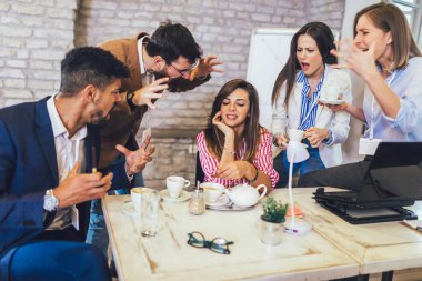 İş yerindeki güzel iş kadını, işini ihmal eden, sinir bozucu müşterileri dinlemeyen ya da iş arkadaşlarıyla konuşmayan..