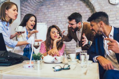 İş yerindeki güzel iş kadını, işini ihmal eden, sinir bozucu müşterileri dinlemeyen ya da iş arkadaşlarıyla konuşmayan..