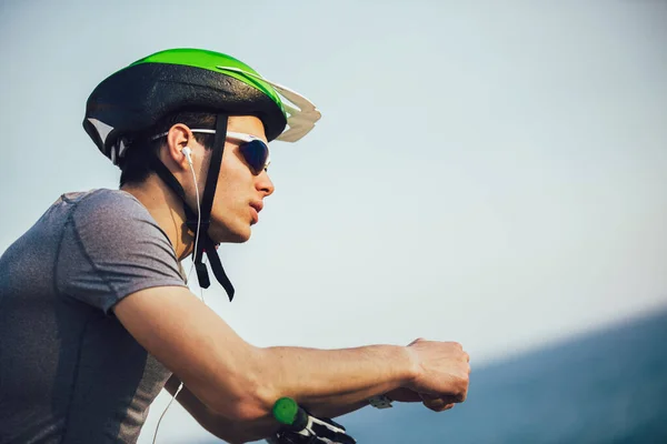 Ritratto Mountain Bike Con Casco Occhiali Sole Che Ascolta Musica — Foto Stock