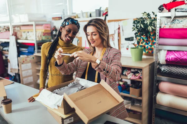 Online Verkoop Werkende Vrouwen Hun Winkel Accepteren Nieuwe Bestellingen Online — Stockfoto