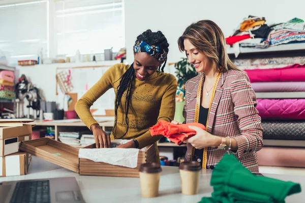 Online Verkoop Werkende Vrouwen Hun Winkel Accepteren Nieuwe Bestellingen Online — Stockfoto