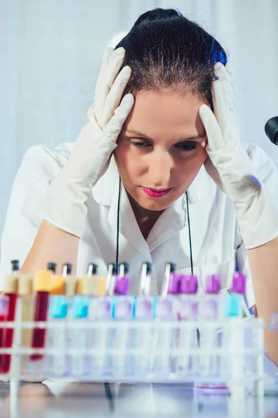 Laboratuvarda Çalışan Genç Bir Bilim Kadını Endişeli Görünüyor — Stok fotoğraf