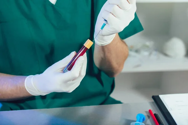 Asistente Técnico Laboratorio Analizando Una Muestra Sangre Laboratorio Concepto Investigación — Foto de Stock