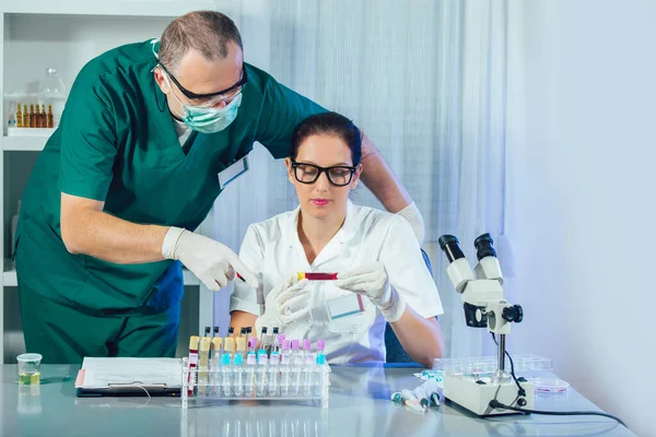 Asistentes Laboratorio Analizando Una Muestra Sangre Laboratorio Concepto Investigación Desarrollo — Foto de Stock