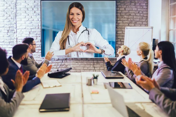 Team Business People Looking Doctor Speech Projector Screen Video Conference — Stock Photo, Image