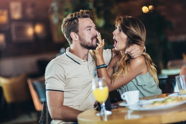 Beautiful Young Couple Using Smartphone Smiling While Sitting Cafe — Stock Photo, Image