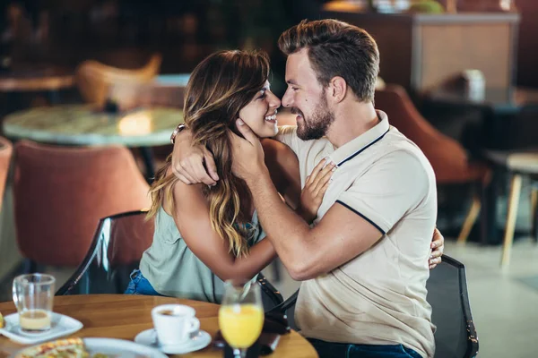 Hermosa Pareja Joven Usando Teléfono Inteligente Sonriendo Mientras Sienta Café — Foto de Stock