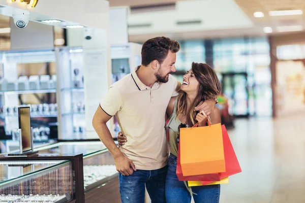 Paar Vergnügt Sich Einkaufszentrum Beim Gemeinsamen Einkaufen — Stockfoto