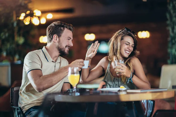 Schönes Junges Paar Mit Smartphone Und Lächelnd Café Sitzend — Stockfoto