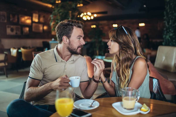 若いカップルが座っているとレストランでコーヒーを飲みながら議論 — ストック写真