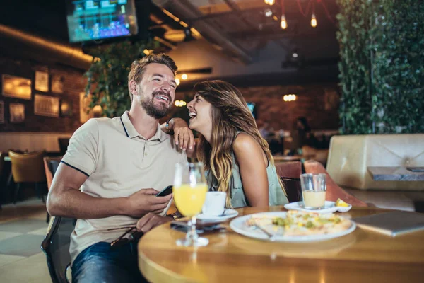 Junges Glückliches Paar Isst Pizza Einem Restaurant — Stockfoto