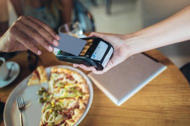 Mutlu çift cep telefonu kullanıyor ve restoranda ücretsiz ödeme yapıyorlar. Evet.