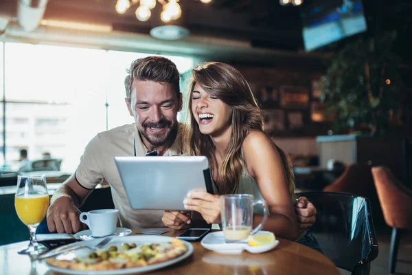 Junges Paar Restaurant Mit Blick Auf Digitales Tablet — Stockfoto