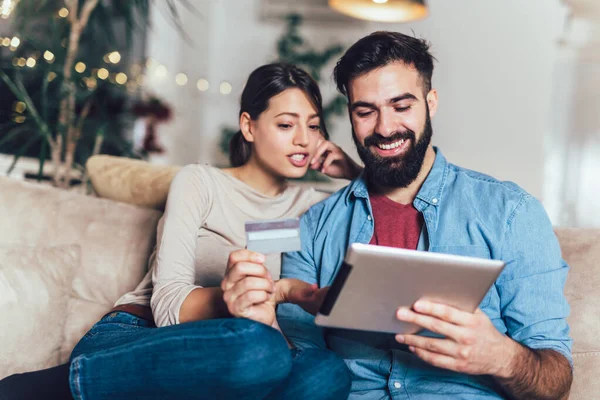 Pareja Sonriente Usando Tableta Digital Tarjeta Crédito Casa —  Fotos de Stock