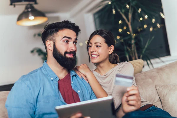 Χαμογελαστά Ζευγάρι Χρησιμοποιώντας Ψηφιακό Tablet Και Πιστωτικής Κάρτας Στο Σπίτι — Φωτογραφία Αρχείου