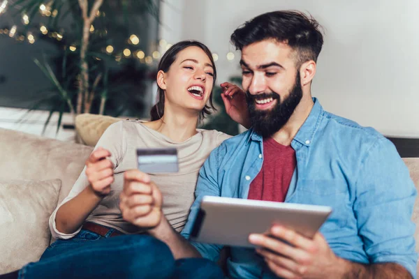 Uśmiechający Się Para Domu Przy Użyciu Cyfrowego Tabletu Karty Kredytowej — Zdjęcie stockowe