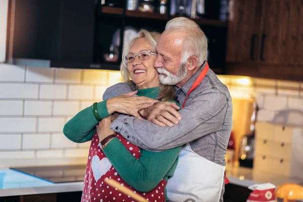 Hermosa Pareja Ancianos Está Bailando Sonriendo Mientras Cocinan Juntos Cocina —  Fotos de Stock