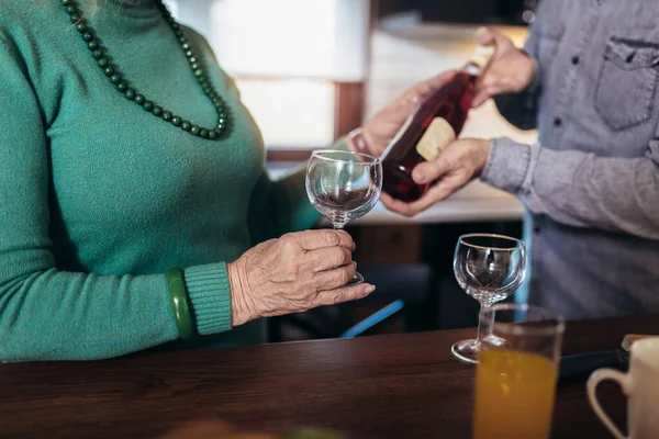 Pareja Mayor Enamorada Cocina Bebiendo Vino —  Fotos de Stock