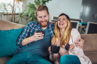 Birbirine aşık çiftler kanepede oturuyor, eğleniyorlar.. 