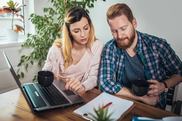 Pareja Feliz Haciendo Negocios Juntos Trabajando Casa Portátil — Foto de Stock