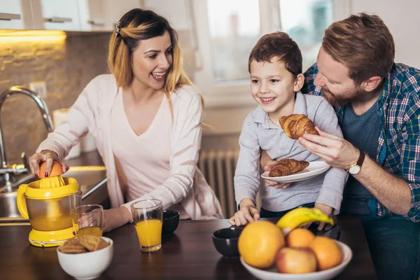 Familia Feliz Preparando Comida Cocina —  Fotos de Stock