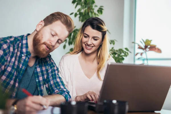 Pareja Feliz Haciendo Negocios Juntos Trabajando Casa Portátil — Foto de Stock