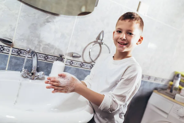 Słodki Chłopak Myje Ręce Łazience Ochrona Przed Wirusami Bakteriami — Zdjęcie stockowe