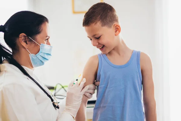 Pediatr Provádí Očkování Malého Chlapce Žena Lékař Vakcinace Malý Chlapec — Stock fotografie