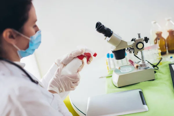 Mujer Desinfectando Laboratorio Rociando Desinfectante Una Botella Blanca — Foto de Stock