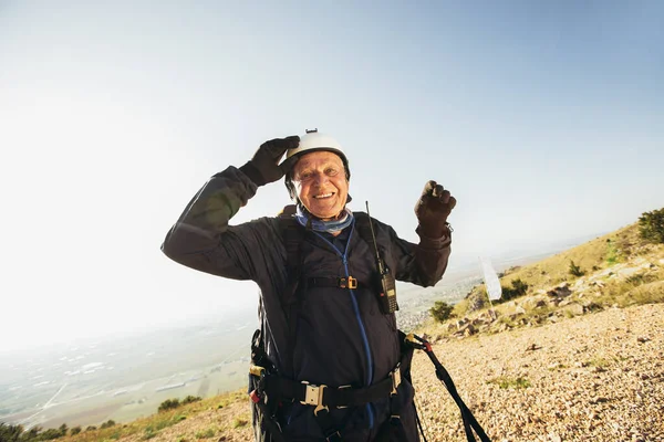 Parapente Sênior Ativo Nos Pré Pares Terra Para Voar — Fotografia de Stock